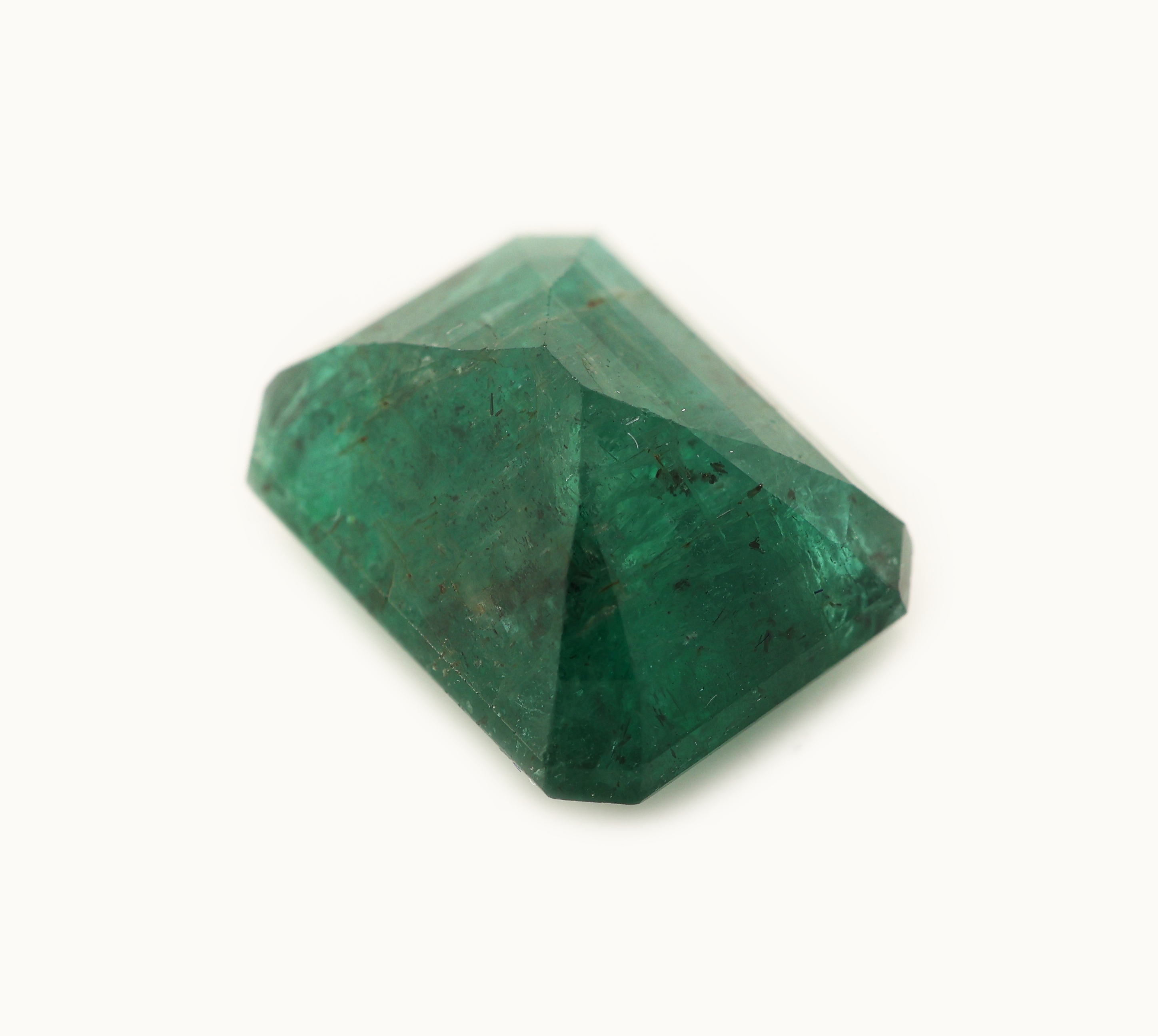 Detail b: Loser Smaragd, ca. 9.16 ct, ca. 14.22 x 10.88 x 7.77 mm, Reinheitsbehandelt, ITLGJ-Expertiseals Kopie anbei