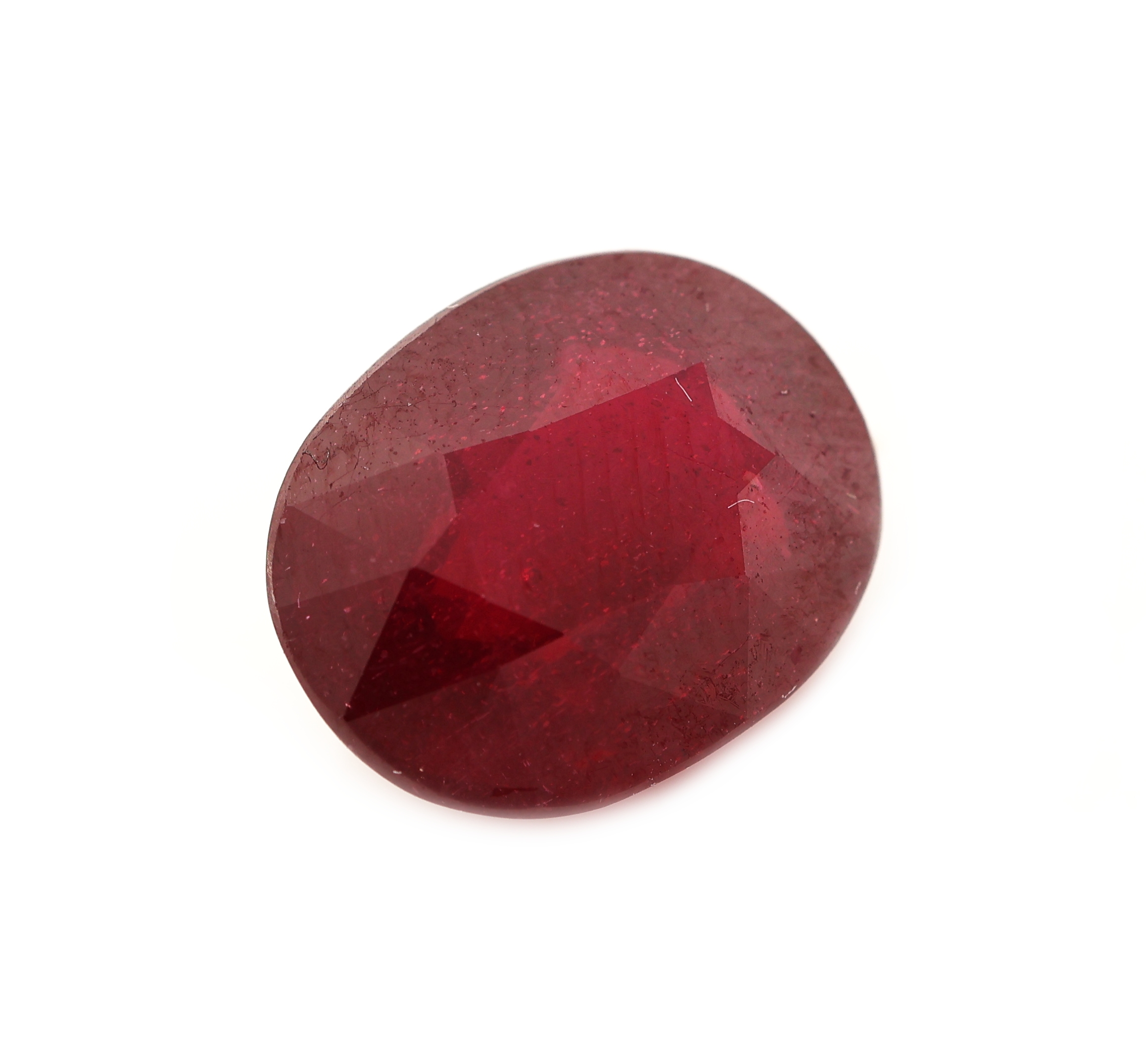 Detail a: Loser Rubin, 6.39 ct, ca. 12.33 x 9.85 x 5.67 mm, ovalfacett., Anzeichen für Reinheitsbehandlung, AGL-Expertise anbei
