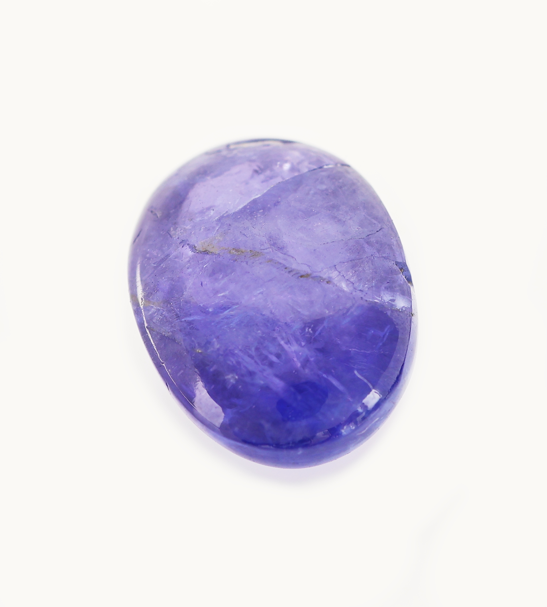 Detail b: Loser Tansanit, 10.10 ct, ovaler Cabochon, ca.13.88 x 10.52 x 7.62 mm