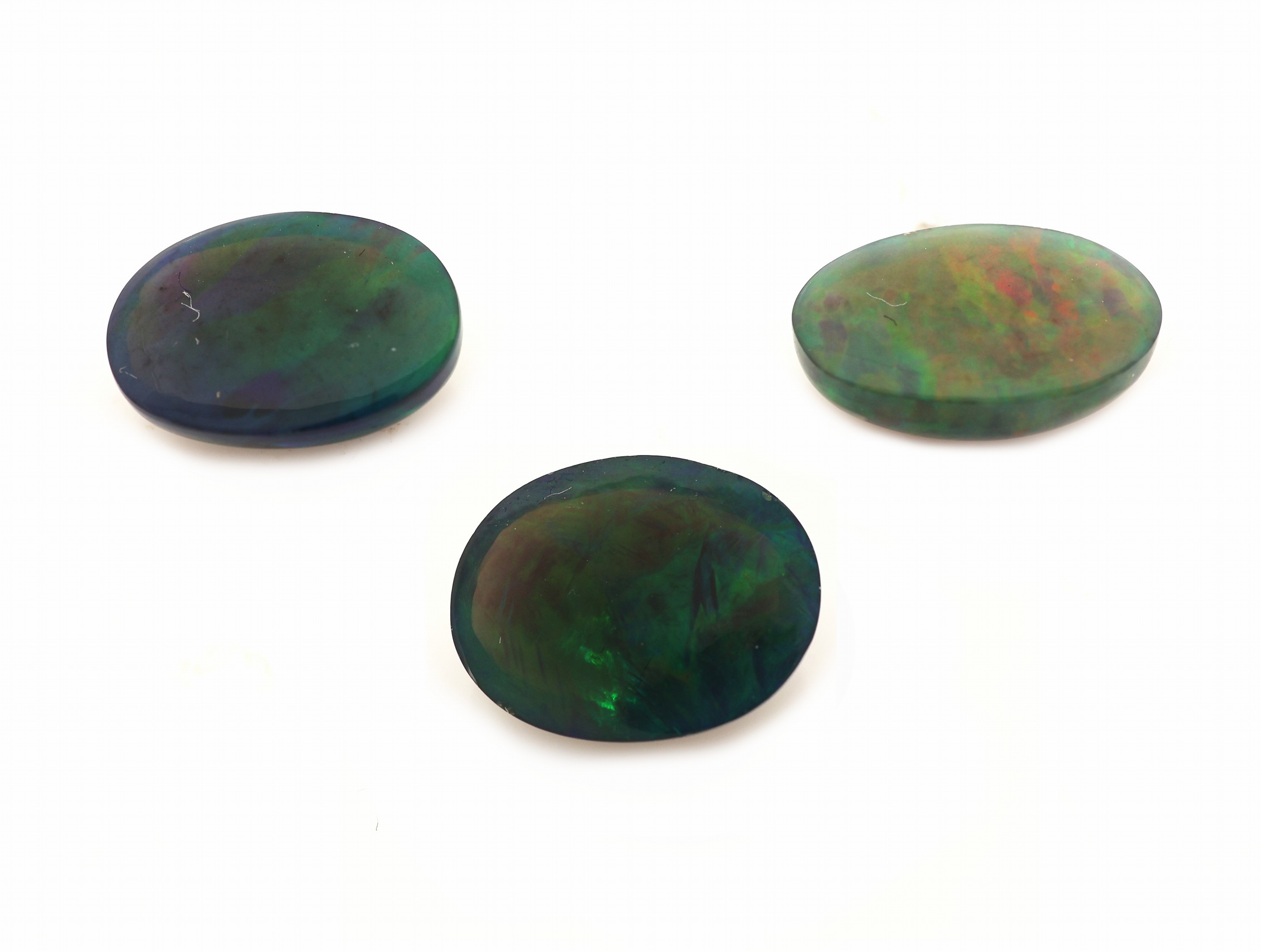 Detail a: 3 lose Schwarzopale, zus. ca. 8.59 ct, ovale Cabochon, versch. Größen, versch. Farbspiele
