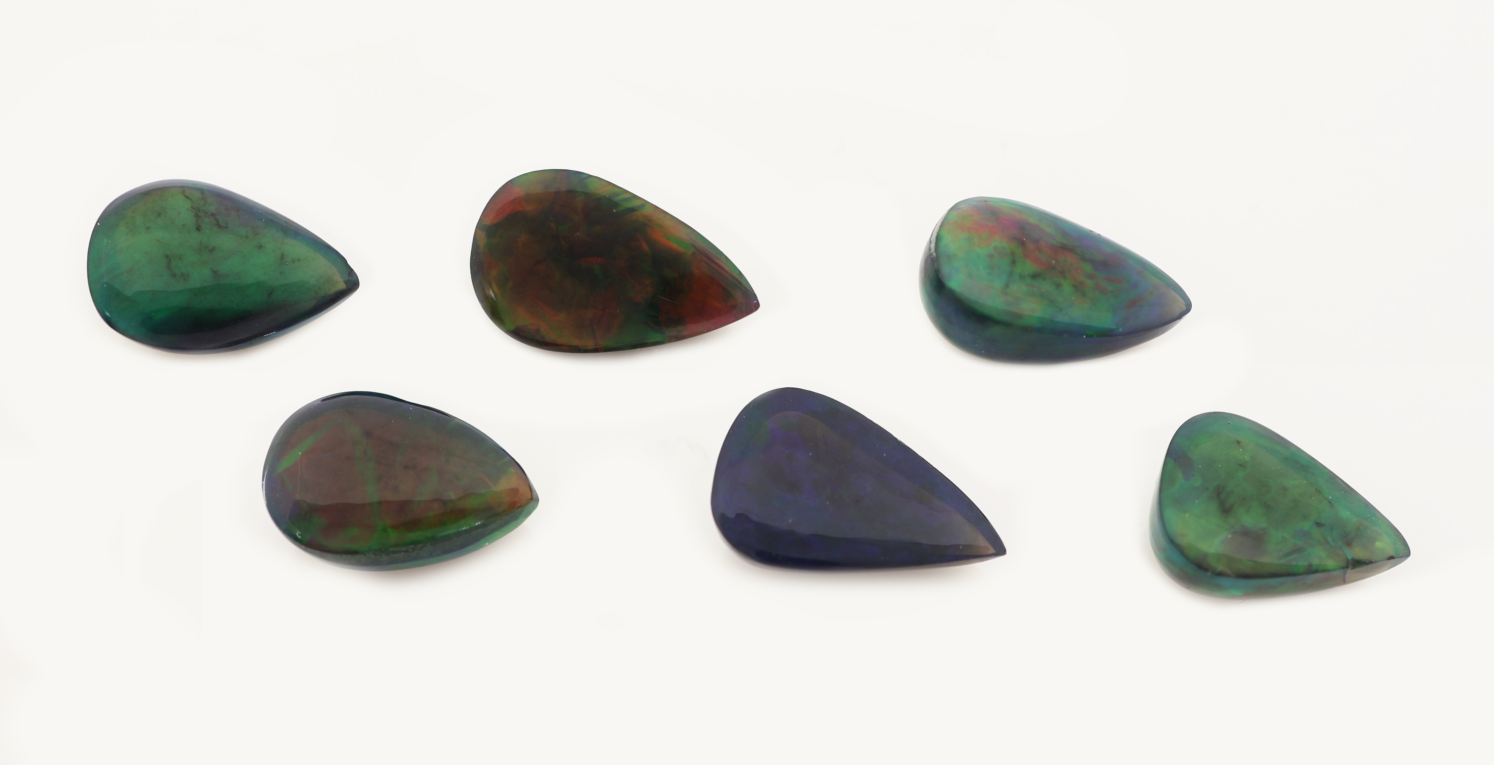 Detail a: 6 Lose Schwarzopale, 18.12 ct, tropfenf. Cabochons in versch. Größen und Farbspielen, wohl beh.