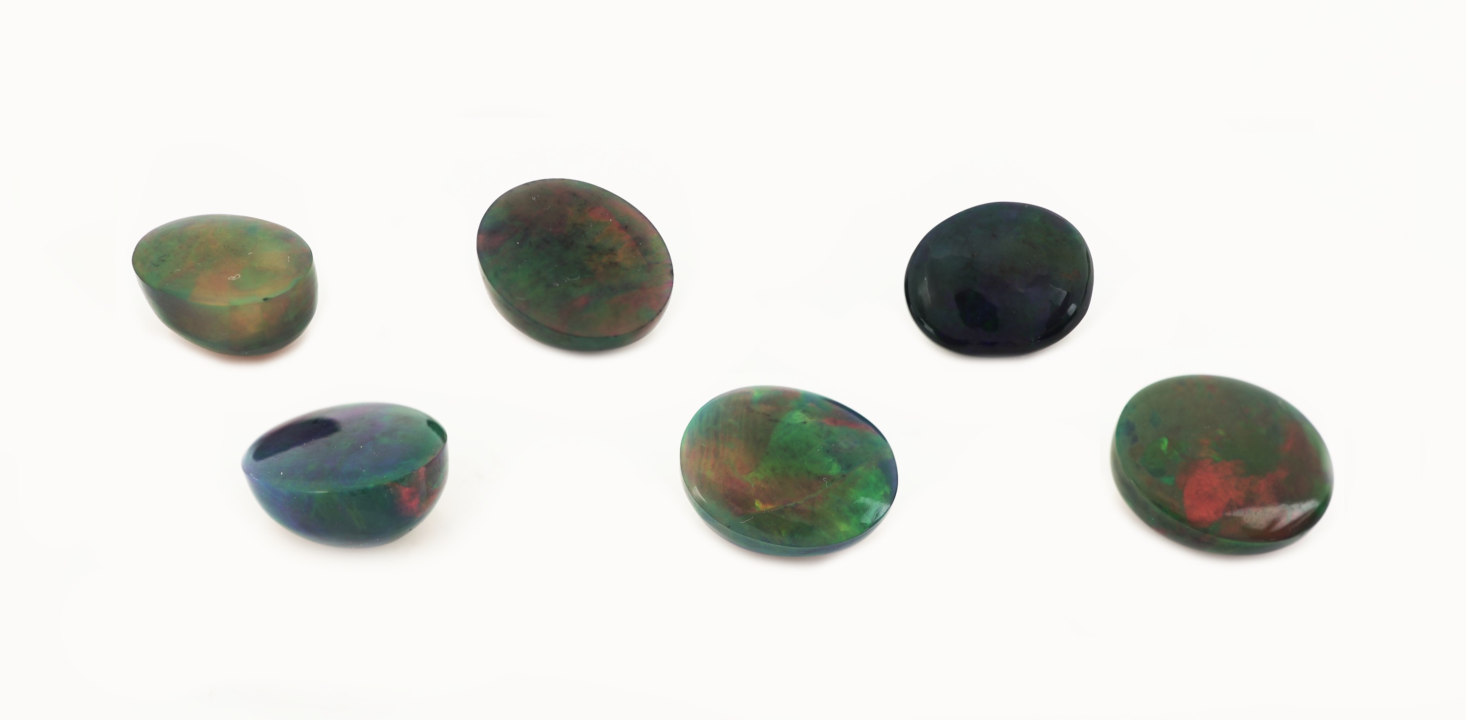 Detail a: 6 lose Schwarzopale, 27.82 ct, ovale Cabochonsin versch. Größen und Farbspielen, wohl beh.