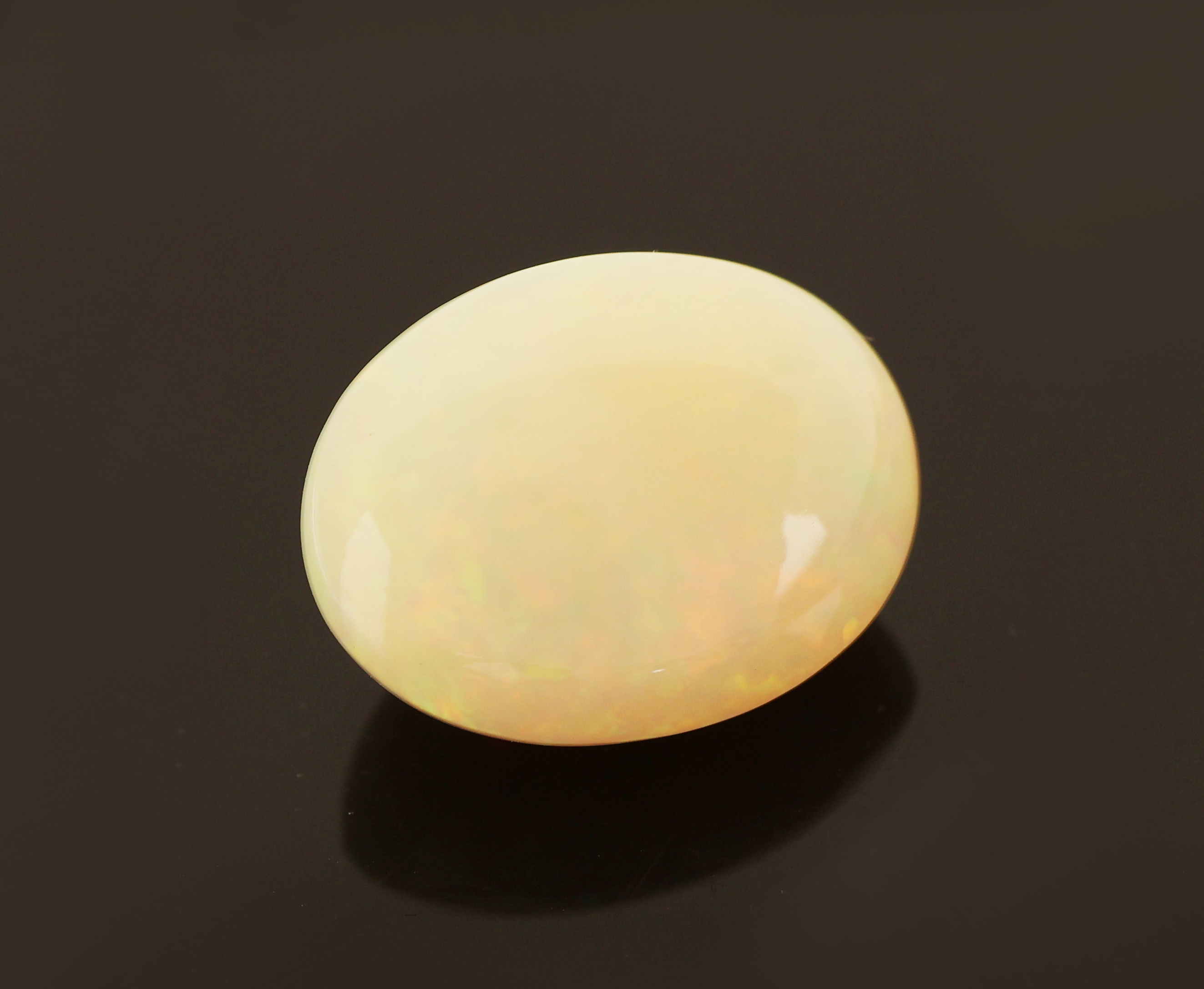 Detail a: Loser Opal, ca. 5.13 ct, ovaler Cabochon, schönes Farbspiel in Rot, Gelb und Grün