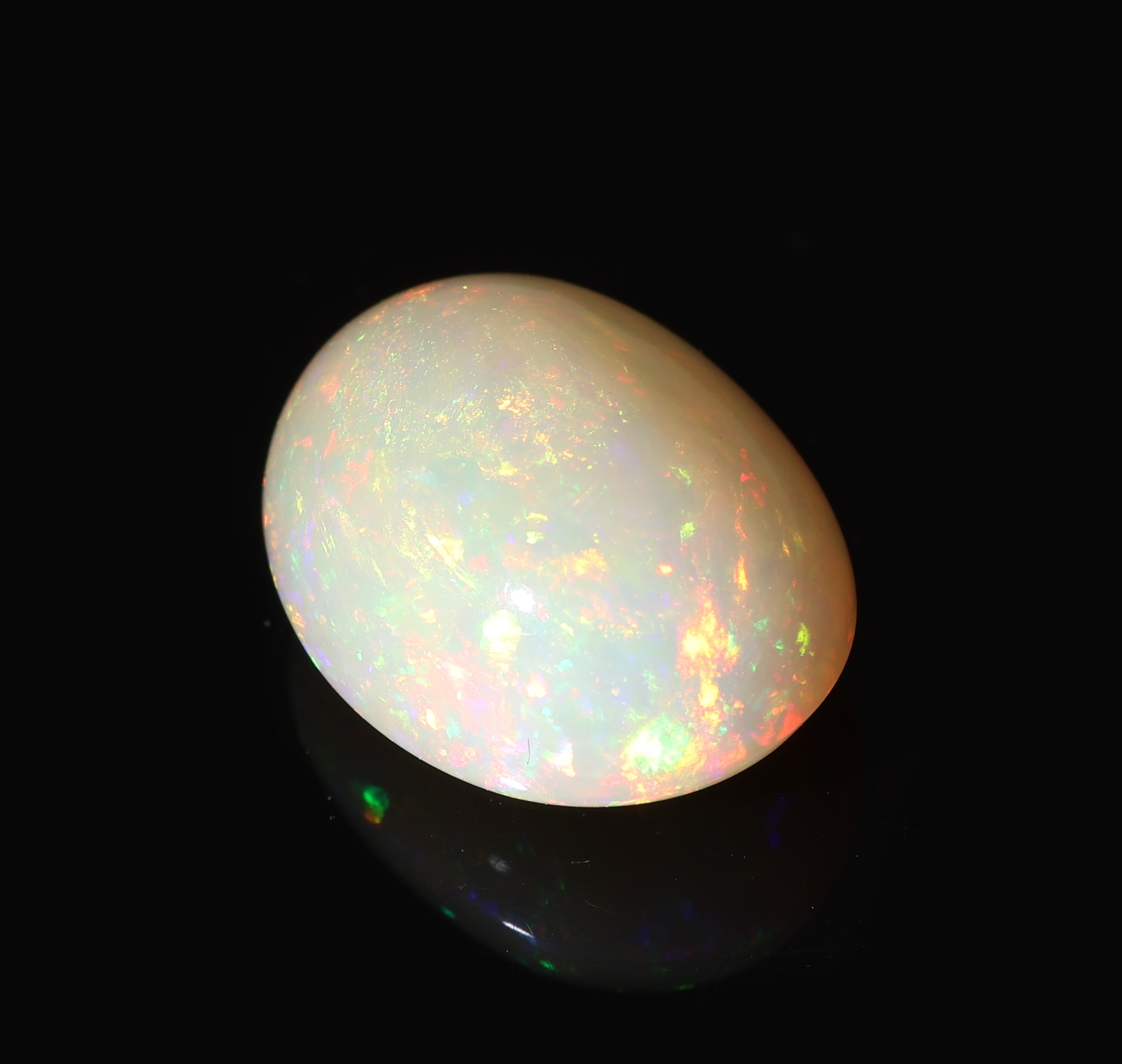 Detail b: Loser Opal, ca. 5.13 ct, ovaler Cabochon, schönes Farbspiel in Rot, Gelb und Grün