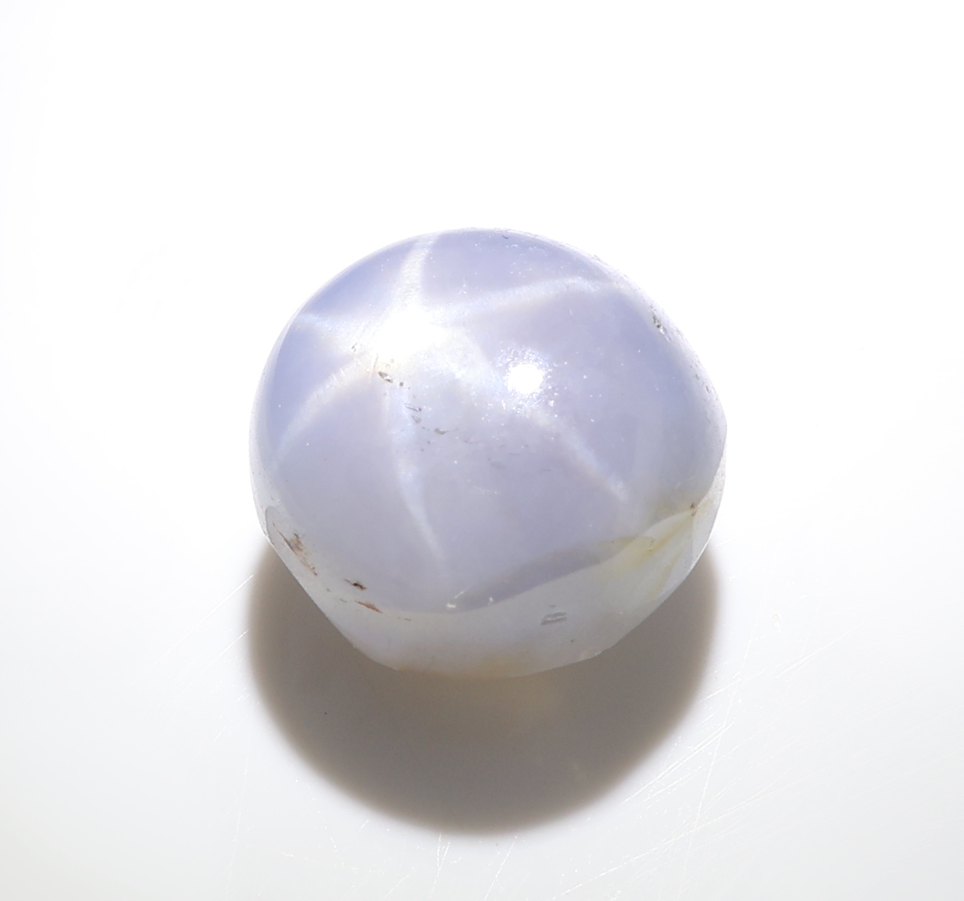 Detail b: Loser Sternsaphir, ca. 3.18 ct, Cabochon