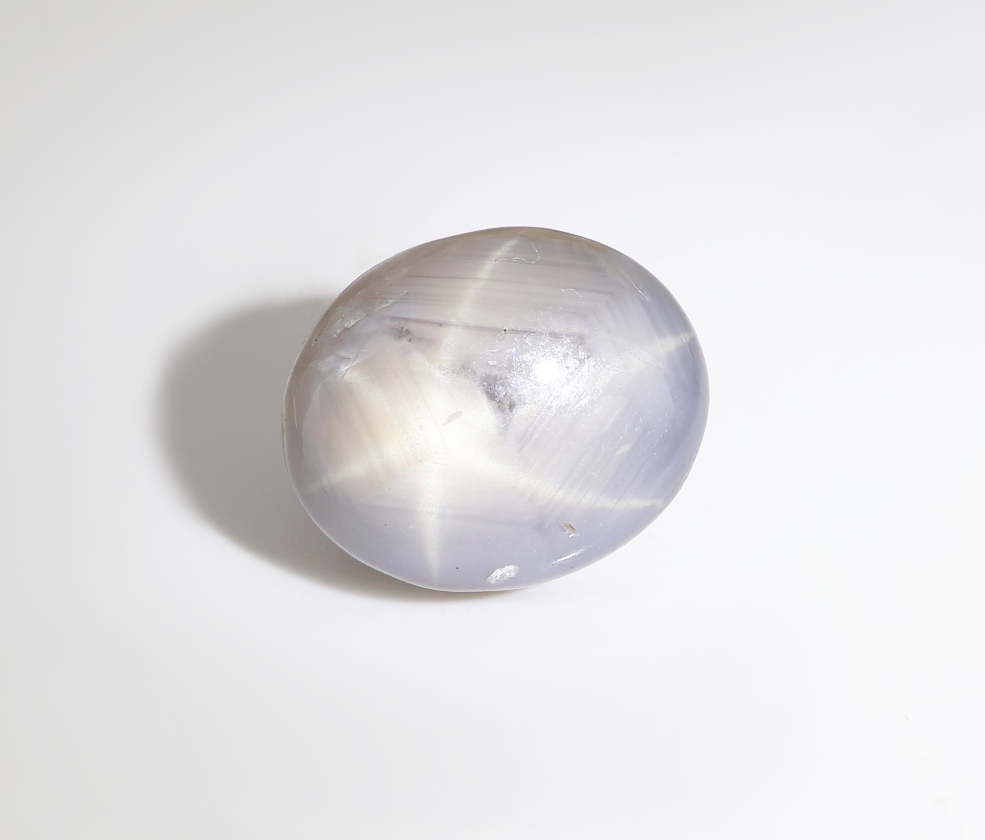 Detail b: Loser Sternsaphir, ca. 11.11 ct, ovaler Cabochon