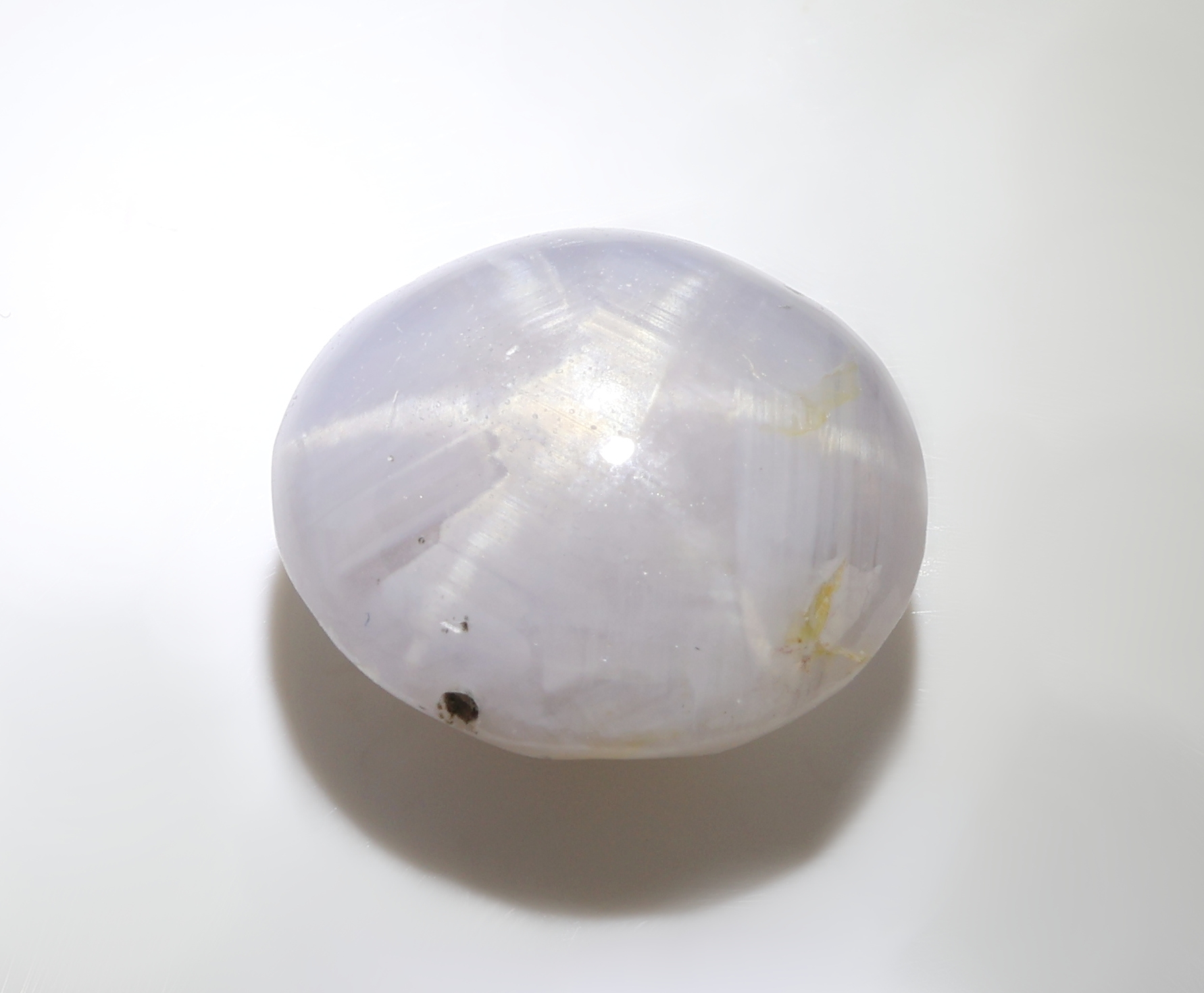 Detail b: Loser Sternsaphir, ca. 7.75 ct, Cabochon