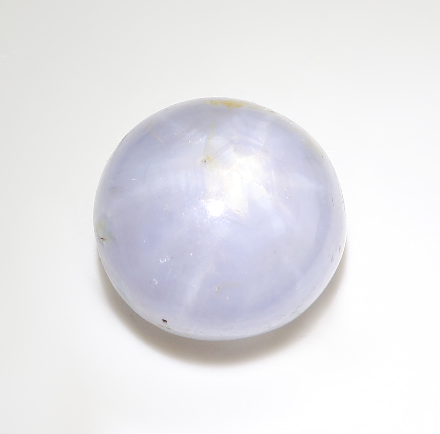 Detail b: Loser Sternsaphir, 7.61 ct, runder Cabochon