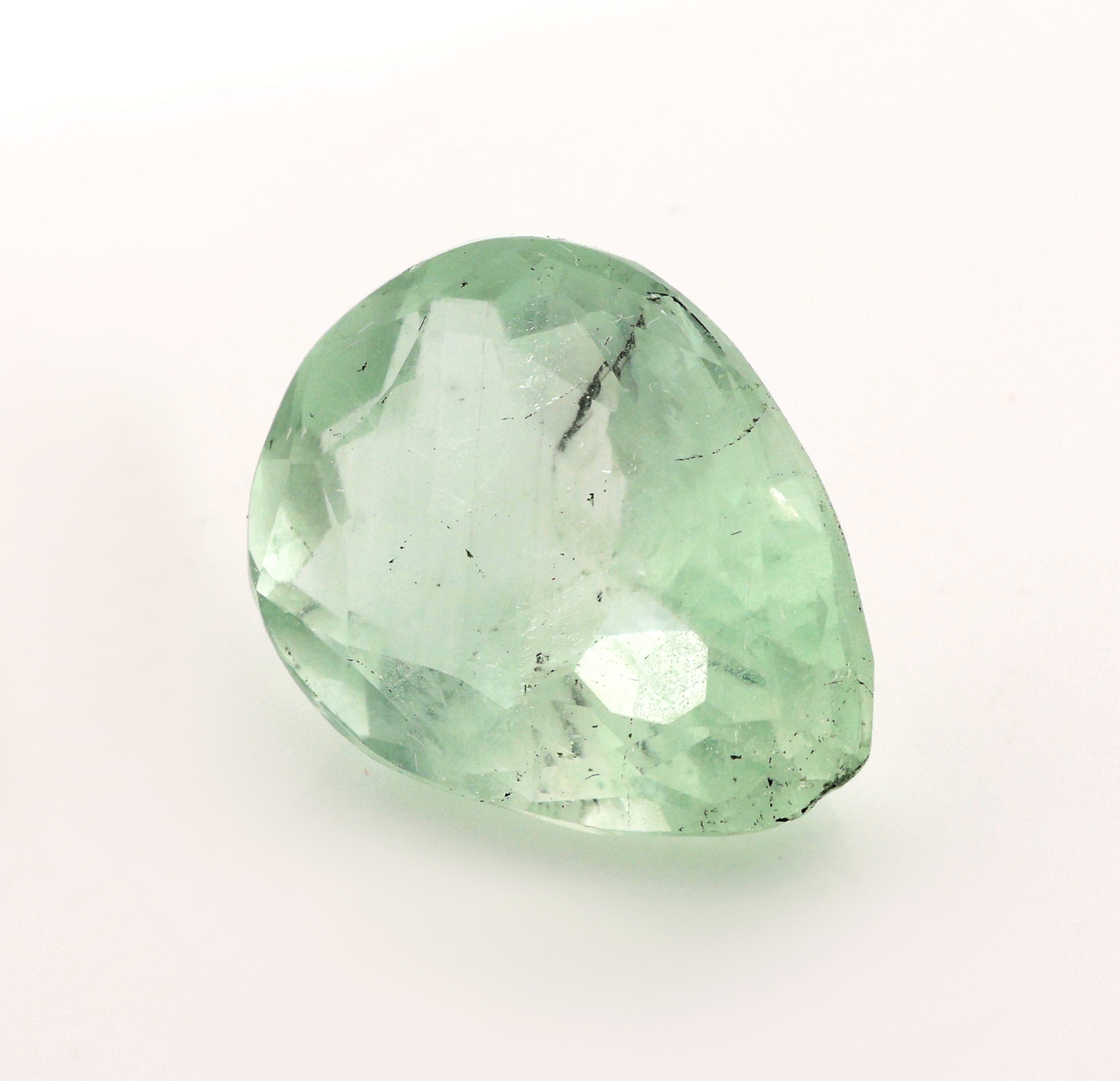 Detail a: Loser Aquamarin, ca. 20.25 ct, facett. Tropfen, ca. 19.76 x 15.31 x 10.45 mm, Ausbruch an Spitze