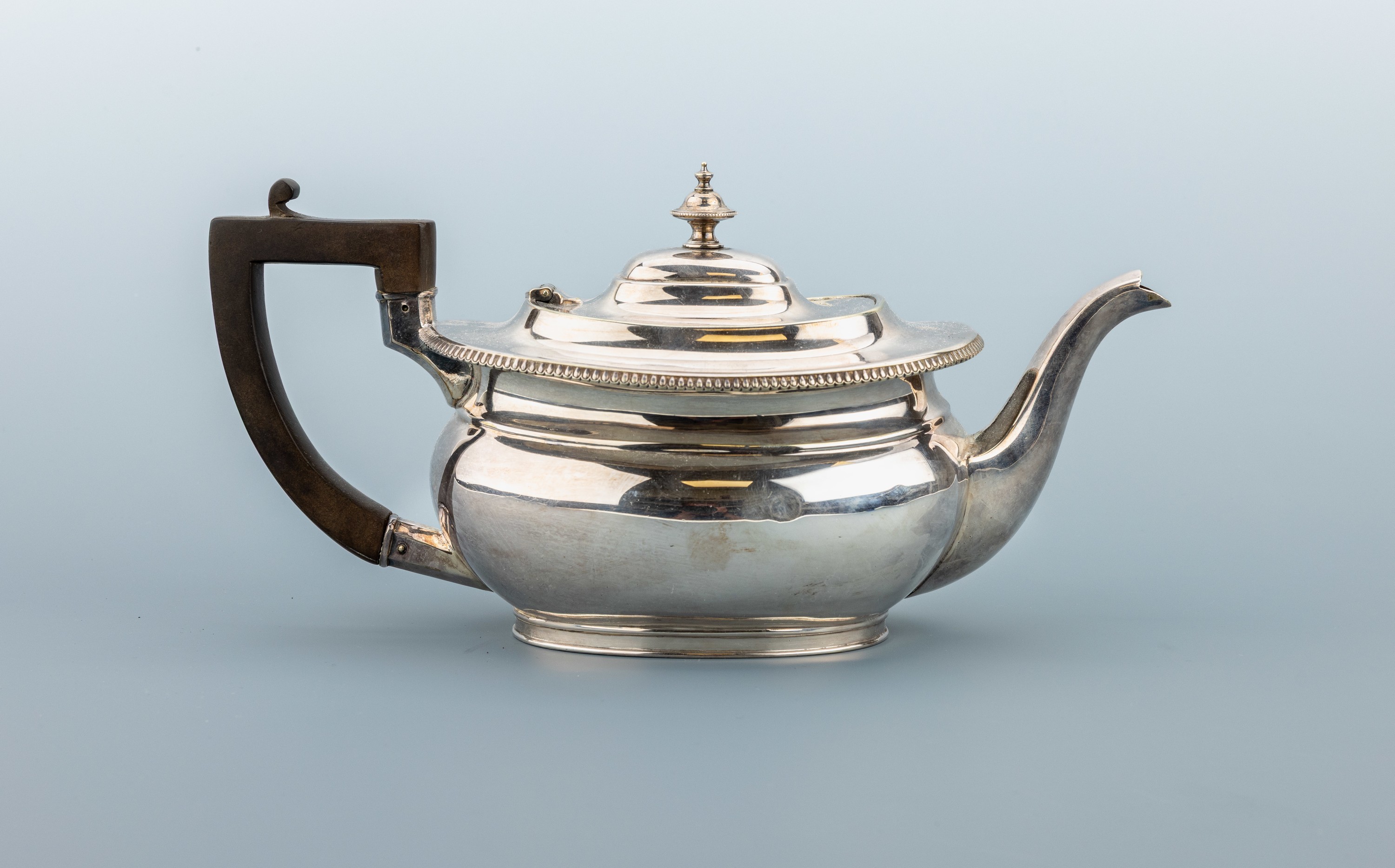 Image 27123982 - Teekanne, England, 1910-1935, Metall versilbert, ovaler gedrückter Korpus, umlaufender ...