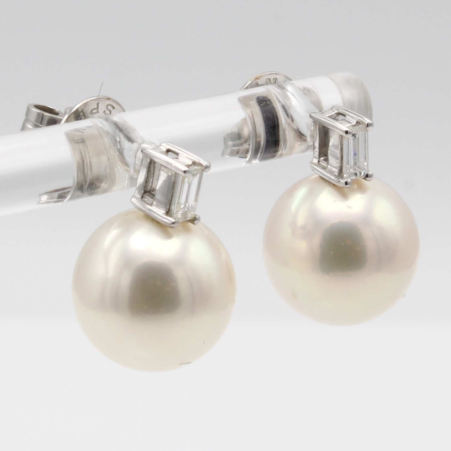 Image 27123985 - Paar Ohrstecker mit Süßwasserzuchtperlen und Diamanten, WG 750/000, 2 Diamantbag. zus. ...