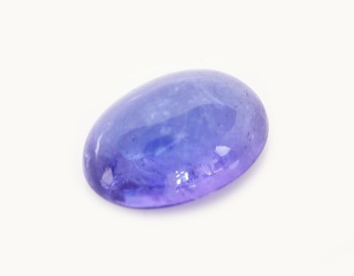 27123949a - Loser Tansanit, 6.67 ct, ovaler Cabochon, ca. 13.6 x 9.7 x 5.96 mm Schätzpreis: 2000, - ...