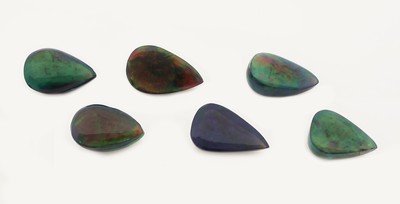 27123955a - 6 Lose Schwarzopale, 18.12 ct, tropfenf. Cabochons in versch. Größen und Farbspielen, ...
