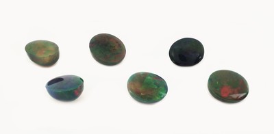27123957a - 6 lose Schwarzopale, 27.82 ct, ovale Cabochonsin versch. Größen und Farbspielen, wohl ...