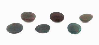 27123958a - 6 lose Schwarzopale, 18.20 ct, ovale Cabochonsin versch. Größen und Farbspielen, wohl ...