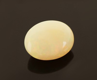 27123960a - Loser Opal, ca. 5.13 ct, ovaler Cabochon, schönes Farbspiel in Rot, Gelb und Grün ...