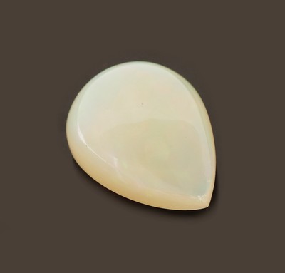 Image Loser Opal, ca. 5.25 ct, tropfenf. Cabochon, ca. 16.07 x 11.97 x 6.88 mm Schätzpreis: ...