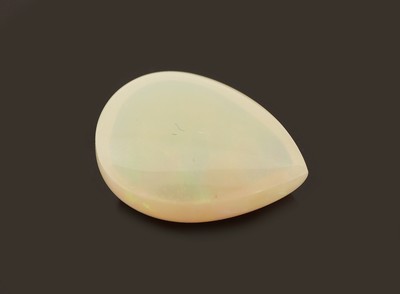 27123961a - Loser Opal, ca. 5.25 ct, tropfenf. Cabochon, ca. 16.07 x 11.97 x 6.88 mm Schätzpreis: ...