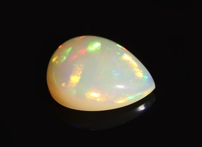 27123961b - Loser Opal, ca. 5.25 ct, tropfenf. Cabochon, ca. 16.07 x 11.97 x 6.88 mm Schätzpreis: ...