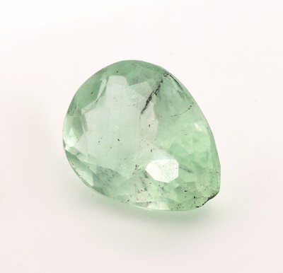 27123973a - Loser Aquamarin, ca. 20.25 ct, facett. Tropfen, ca. 19.76 x 15.31 x 10.45 mm, Ausbruch an ...
