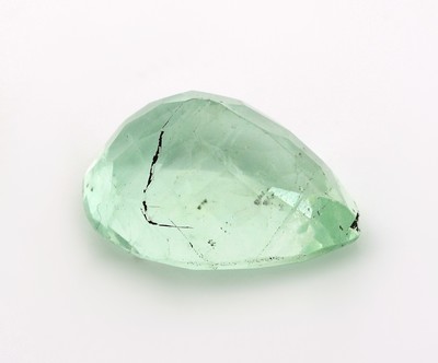 27123973b - Loser Aquamarin, ca. 20.25 ct, facett. Tropfen, ca. 19.76 x 15.31 x 10.45 mm, Ausbruch an ...