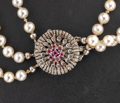 27123989a - Perl-Collier mit 14 kt Gold Rubin-Schließe, WG 585/000, 3-rhg. Akoyazuchtperlen, D. ...