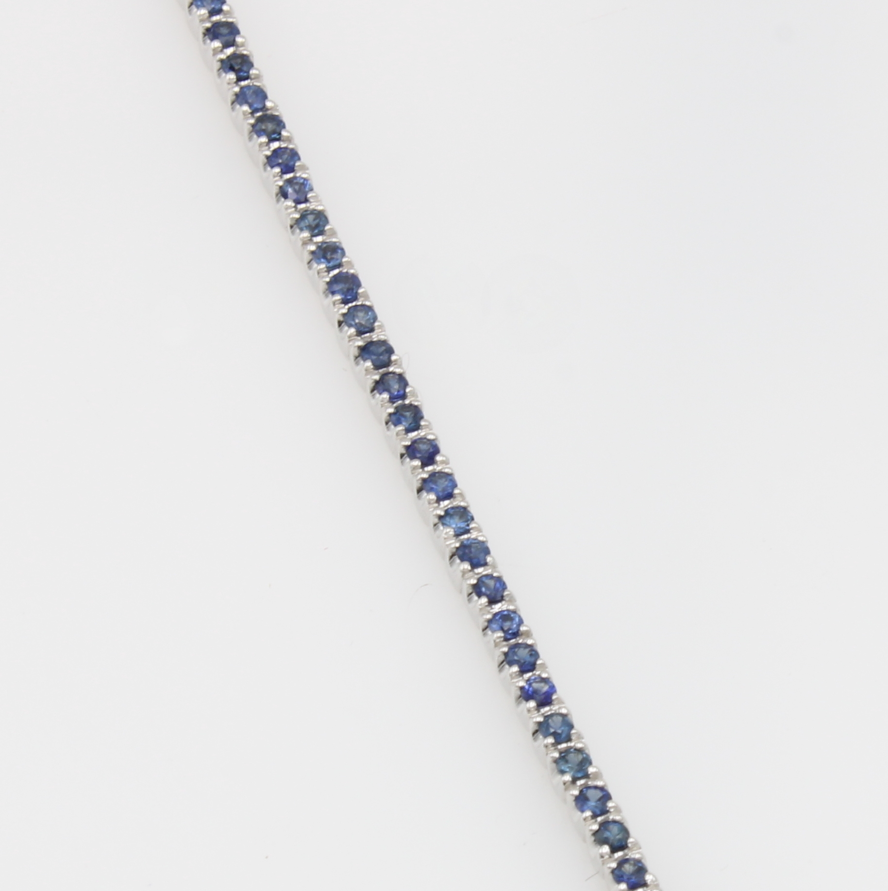 Image 27124018 - Rivierarmband mit Saphiren, WG 750/000, 82 fac. Saphire zus. ca. 2.25 ct, Kastenschl. m. ...