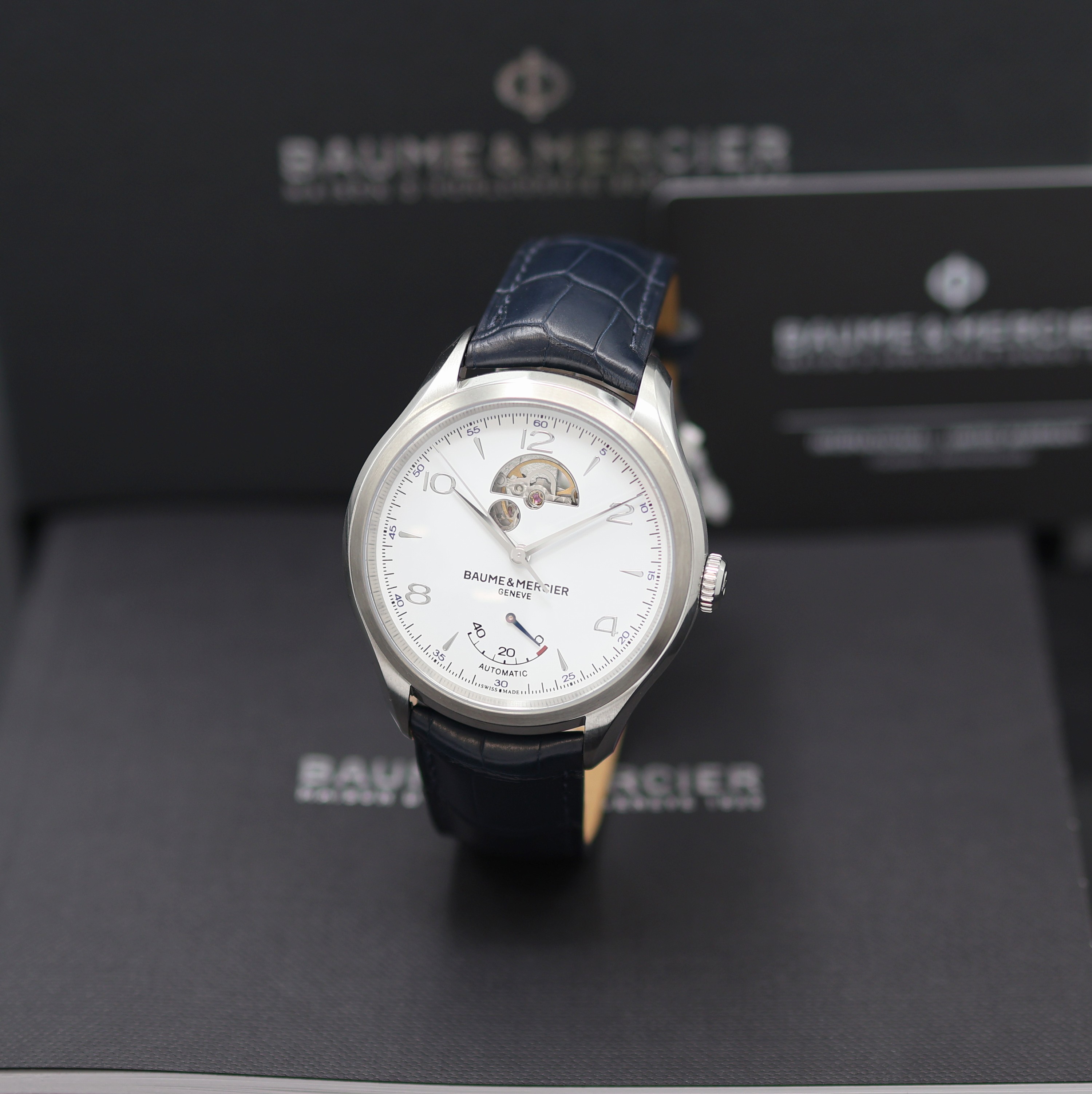 Image 27124075 - BAUME & MERCIER Clifton ungetragene Herrenarmbanduhr mit sichtbarer Unruh Referenz ...