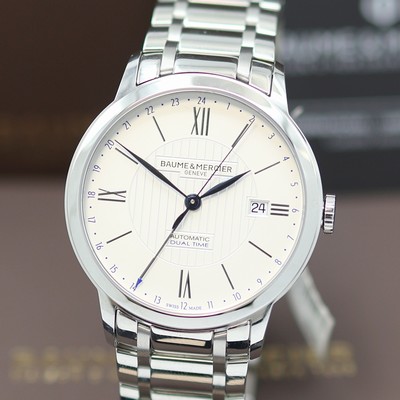 27124006a - BAUME & MERCIER Classima Dual Time ungetragene Herrenarmbanduhr Referenz M0A10273, ...