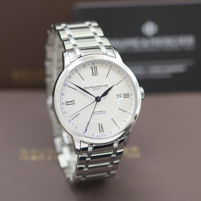 27124006b - BAUME & MERCIER Classima Dual Time ungetragene Herrenarmbanduhr Referenz M0A10273, ...