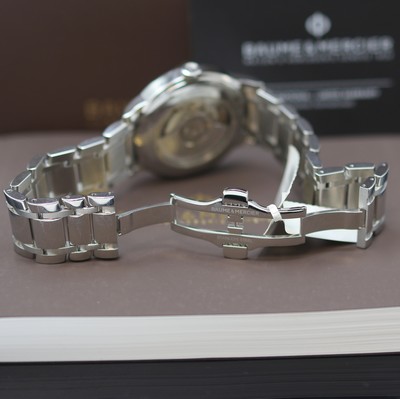 27124006c - BAUME & MERCIER Classima Dual Time ungetragene Herrenarmbanduhr Referenz M0A10273, ...