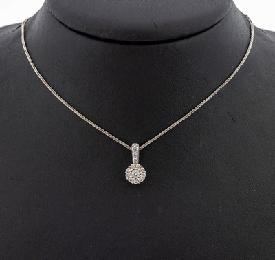 27124011a - 18 kt Gold Brillant-Anhänger, WG 750/000, 13 Brillanten zus. ca. 0.36 ct Weiß/si, L. ...