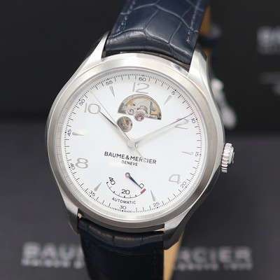 27124075a - BAUME & MERCIER Clifton ungetragene Herrenarmbanduhr mit sichtbarer Unruh Referenz ...