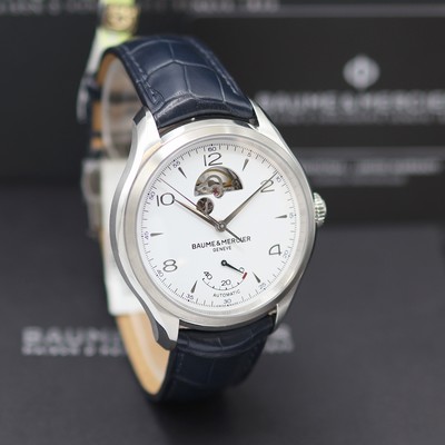 27124075b - BAUME & MERCIER Clifton ungetragene Herrenarmbanduhr mit sichtbarer Unruh Referenz ...