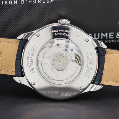 27124075e - BAUME & MERCIER Clifton ungetragene Herrenarmbanduhr mit sichtbarer Unruh Referenz ...