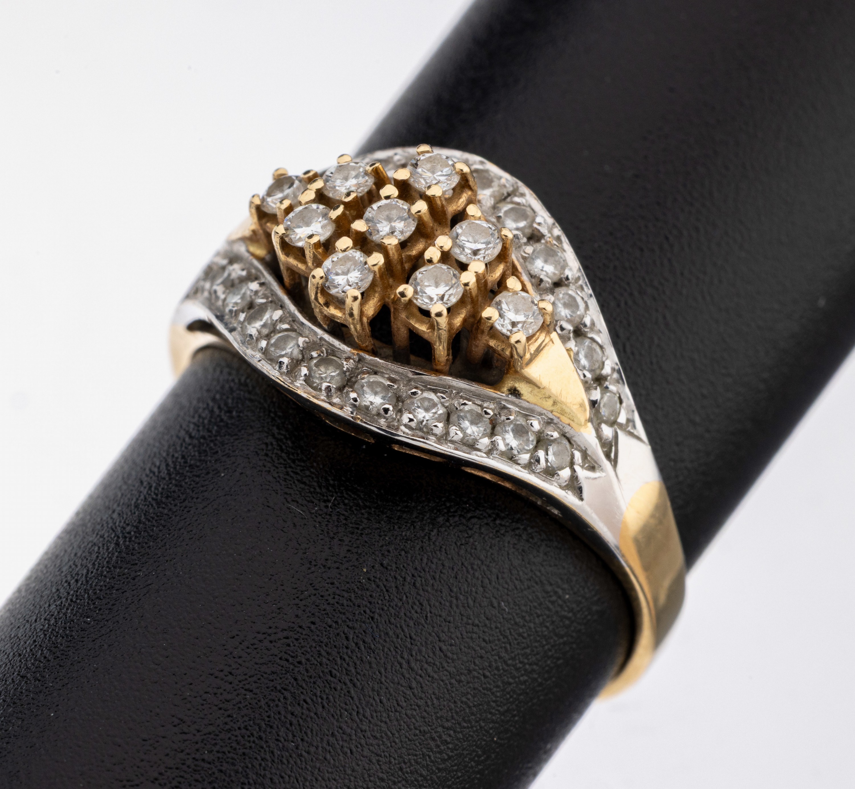 Image 27124198 - 14 kt Gold Brillant-Ring, GG/WG 585/000, 31Brillanten zus. ca. 0.60 ct Weiß/si, RW 57, ...