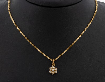 27124199a - 18 kt Gold Brillant-Anhänger, GG 750/000, 7Brillanten zus. ca. 0.60 ct Weiß/si, an ...