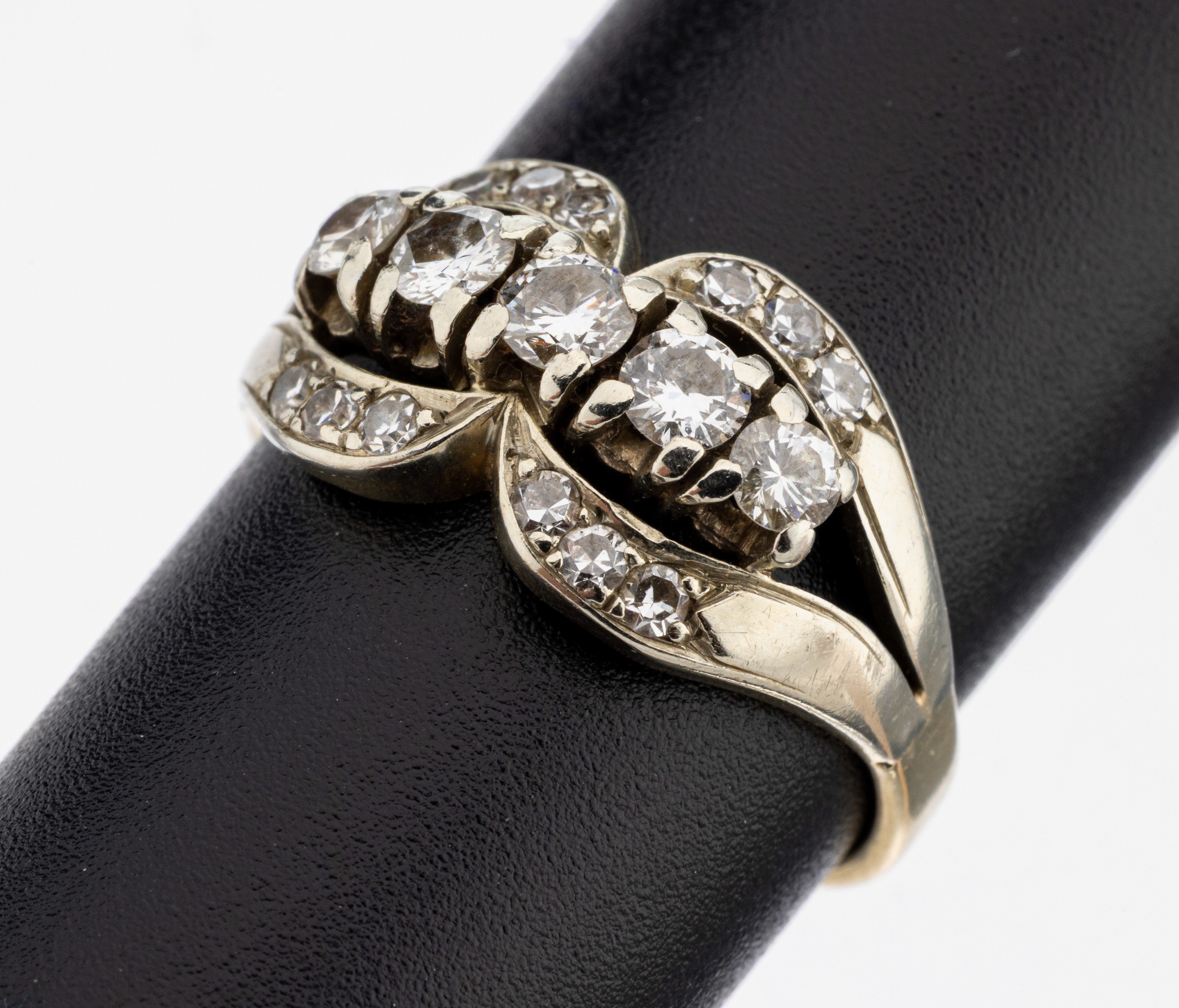 Image 27124297 - 14 kt gold diamond-ring , YG/WG 585/000, ring head shaped like a styl. bow, centered 5 ...