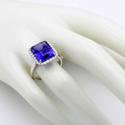 27124290a - Ring mit Tansanit und Brillanten, WG 750/000, achteck. Tansanit v. schöner Farbe ca. ...