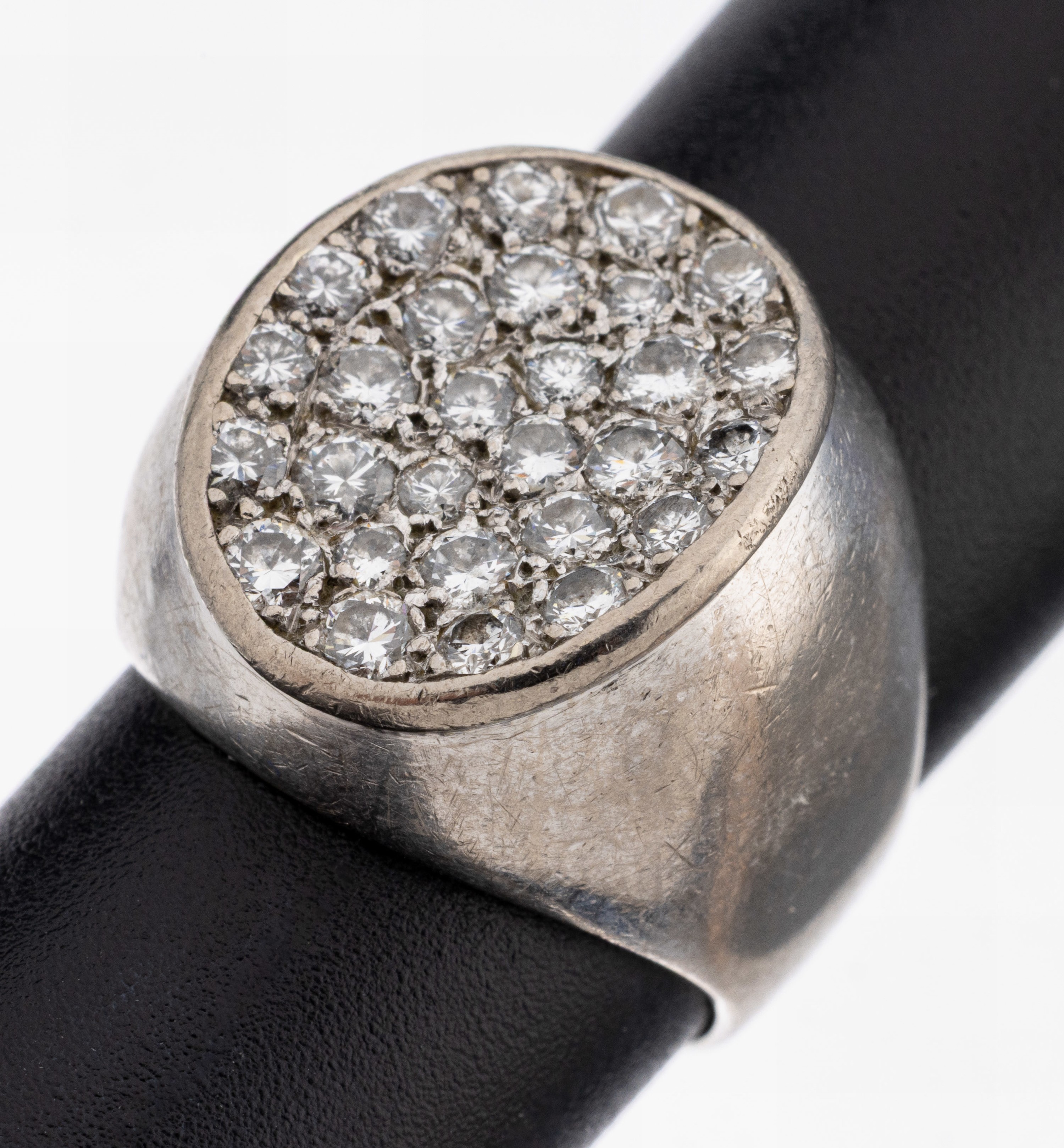 18 kt Gold Brillant-Ring, WG 750/000 gepr.,ovaler konkaver Ringkopf, 28 Brillanten zus. ca. 0.75 ct Weiß/si, RW 50, ca. 10.7 g