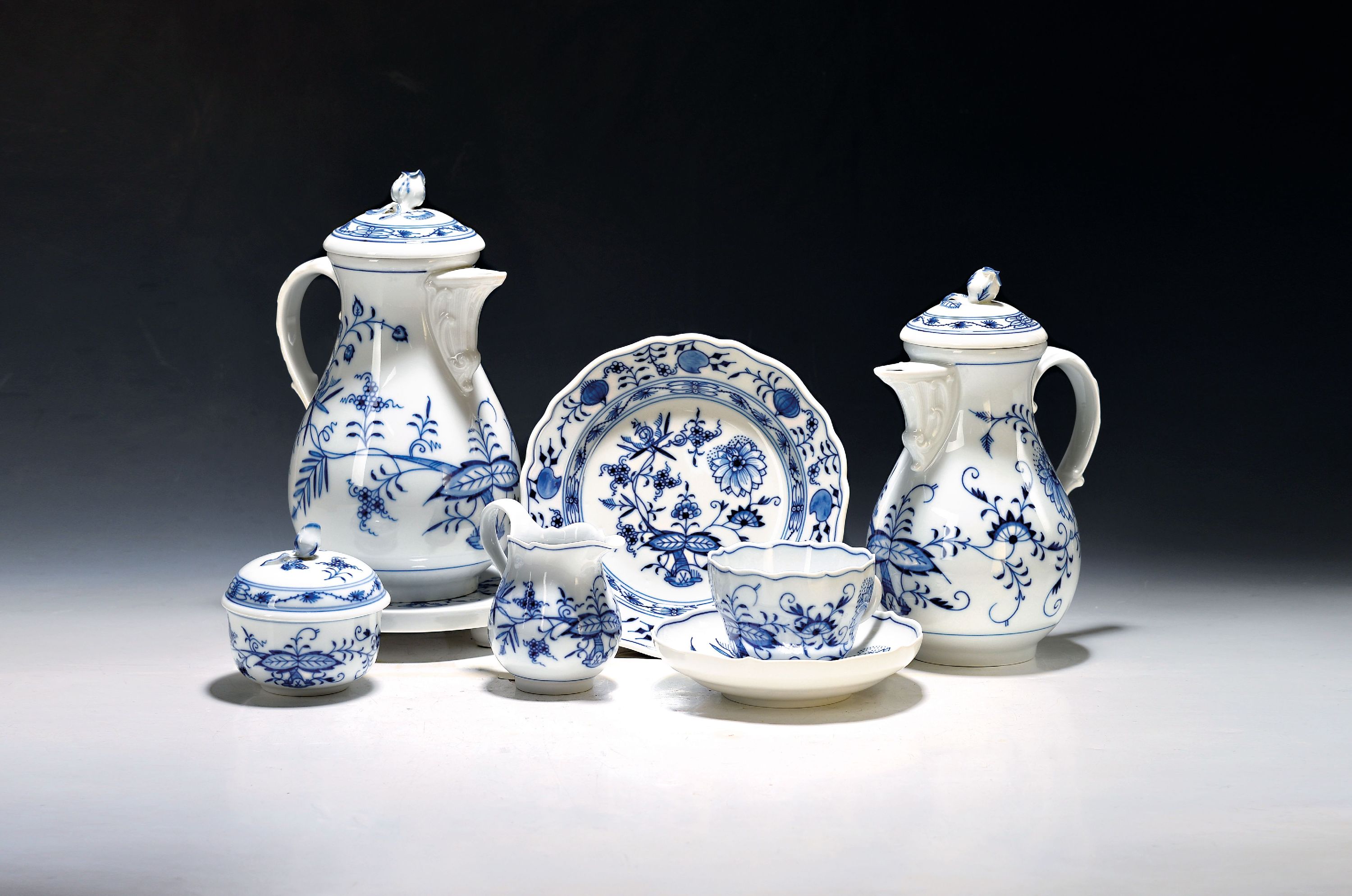 Image 27124311 - Kaffeeservice für 12 Personen, Meissen, 20. Jh., Zwiebelmuster, große und, kleinere ...