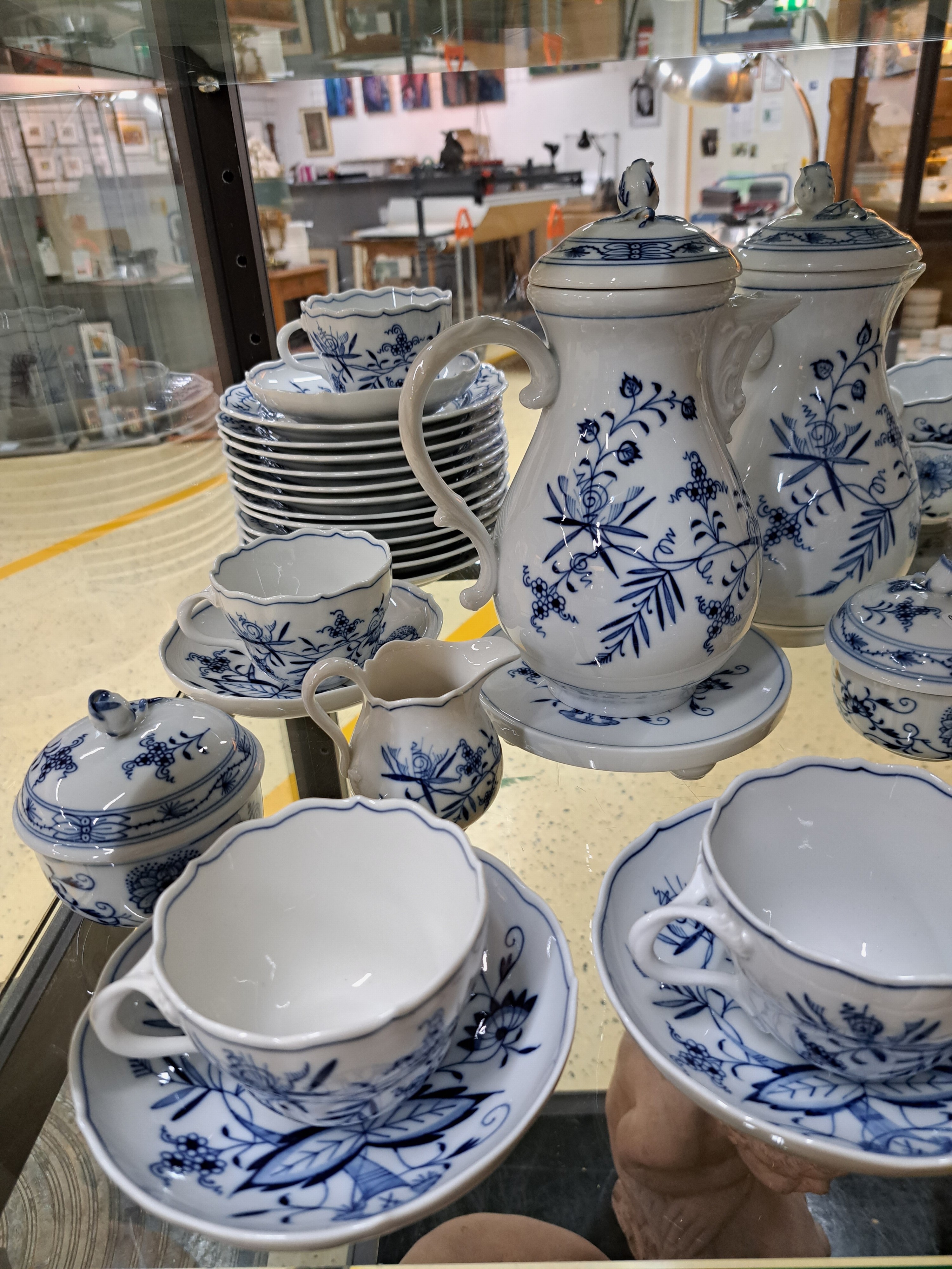 Detail a: Kaffeeservice für 12 Personen, Meissen, 20. Jh., Zwiebelmuster, große und, kleinere Kaffeekanne, 3 Milchkännchen, 2 Zuckerdosen, 12 Tassen mit ...