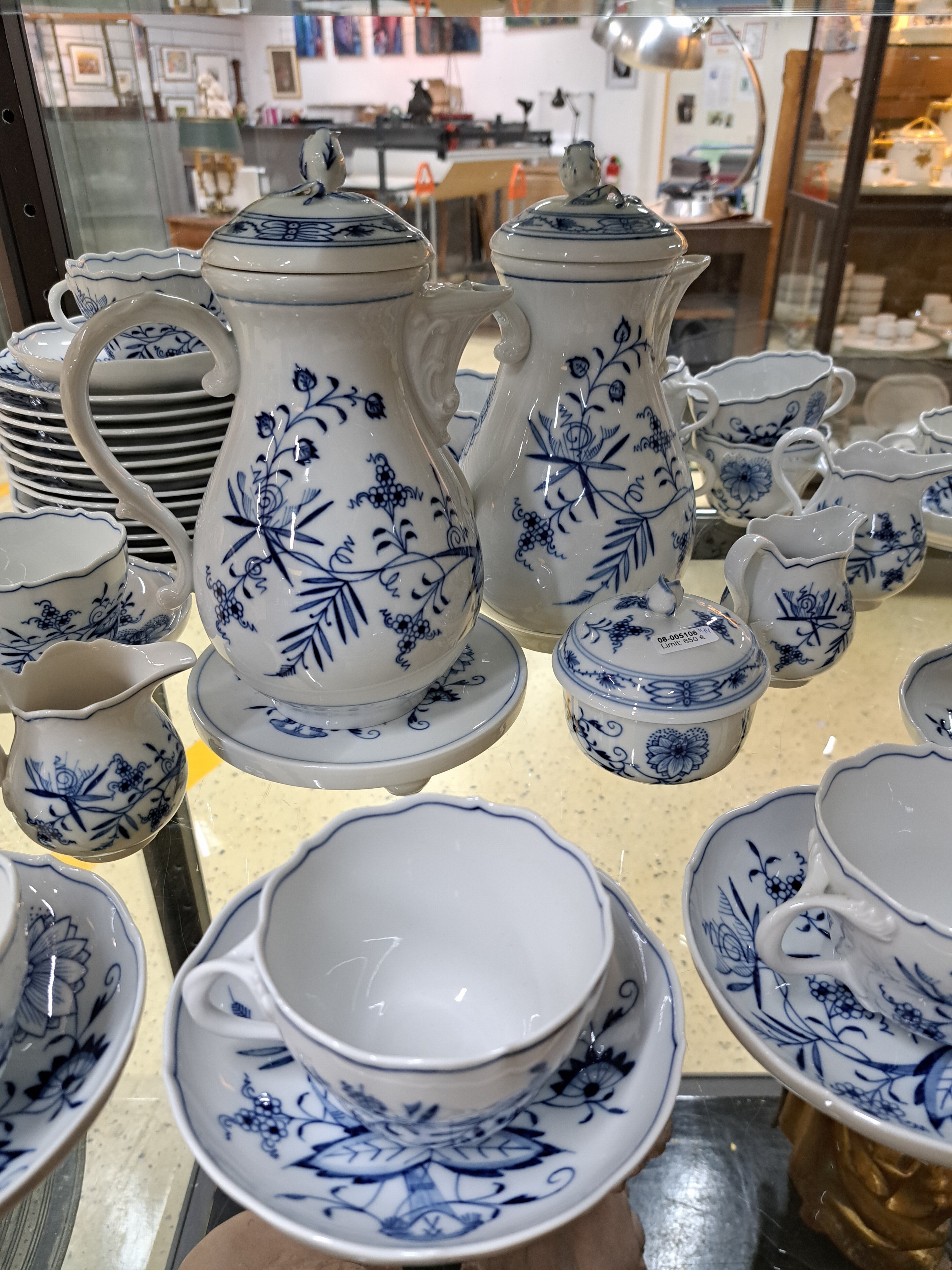 Detail b: Kaffeeservice für 12 Personen, Meissen, 20. Jh., Zwiebelmuster, große und, kleinere Kaffeekanne, 3 Milchkännchen, 2 Zuckerdosen, 12 Tassen mit ...