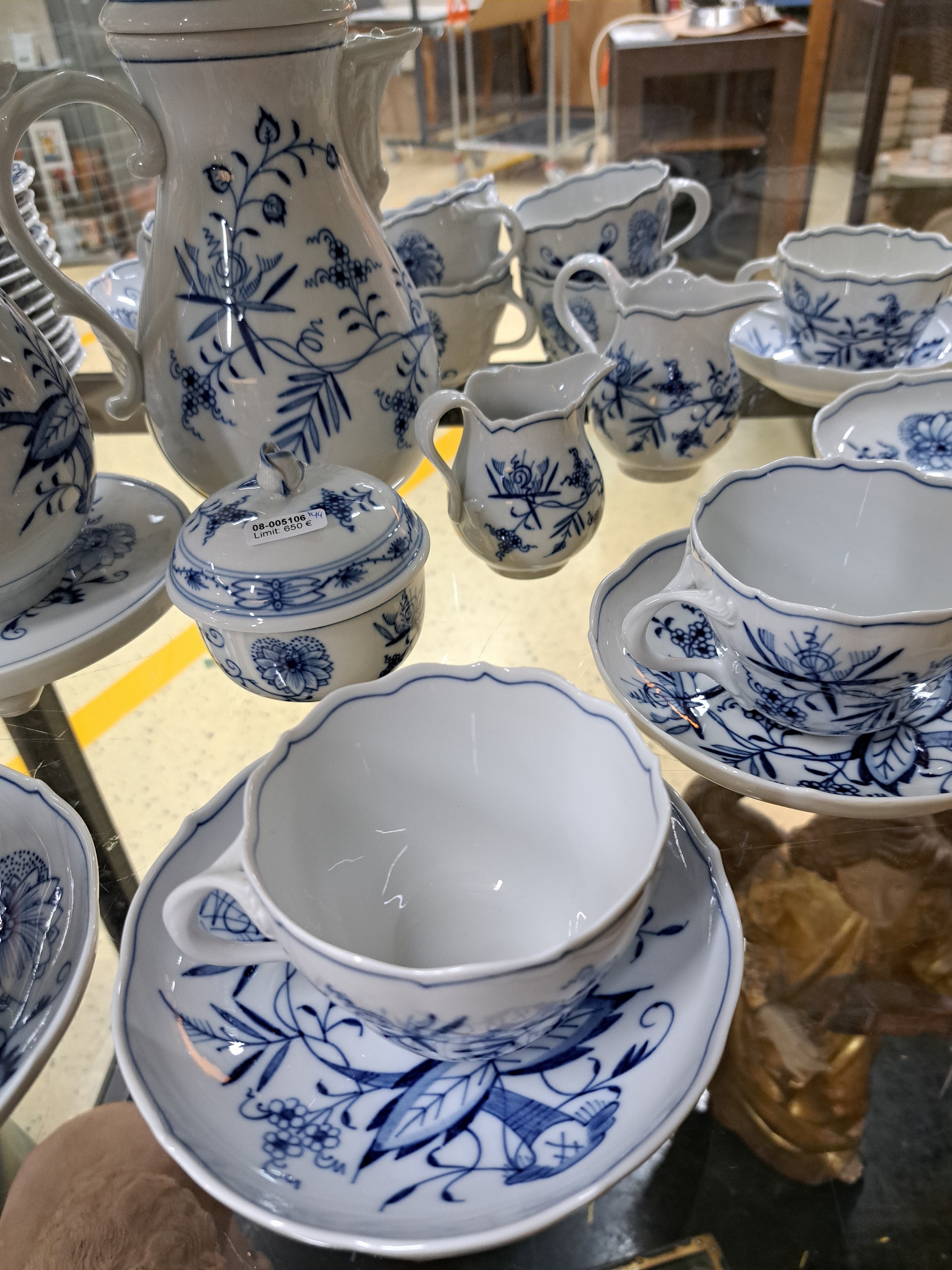 Detail c: Kaffeeservice für 12 Personen, Meissen, 20. Jh., Zwiebelmuster, große und, kleinere Kaffeekanne, 3 Milchkännchen, 2 Zuckerdosen, 12 Tassen mit ...