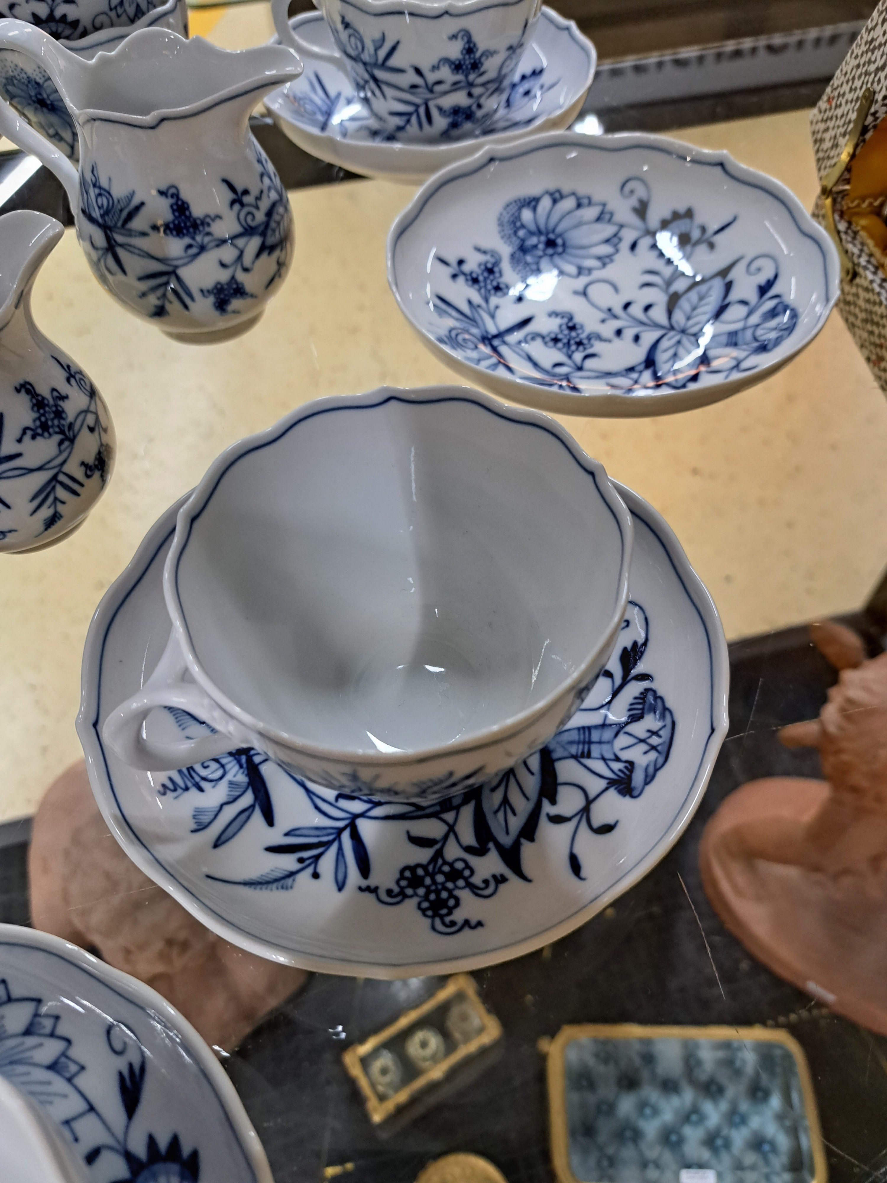 Detail d: Kaffeeservice für 12 Personen, Meissen, 20. Jh., Zwiebelmuster, große und, kleinere Kaffeekanne, 3 Milchkännchen, 2 Zuckerdosen, 12 Tassen mit ...