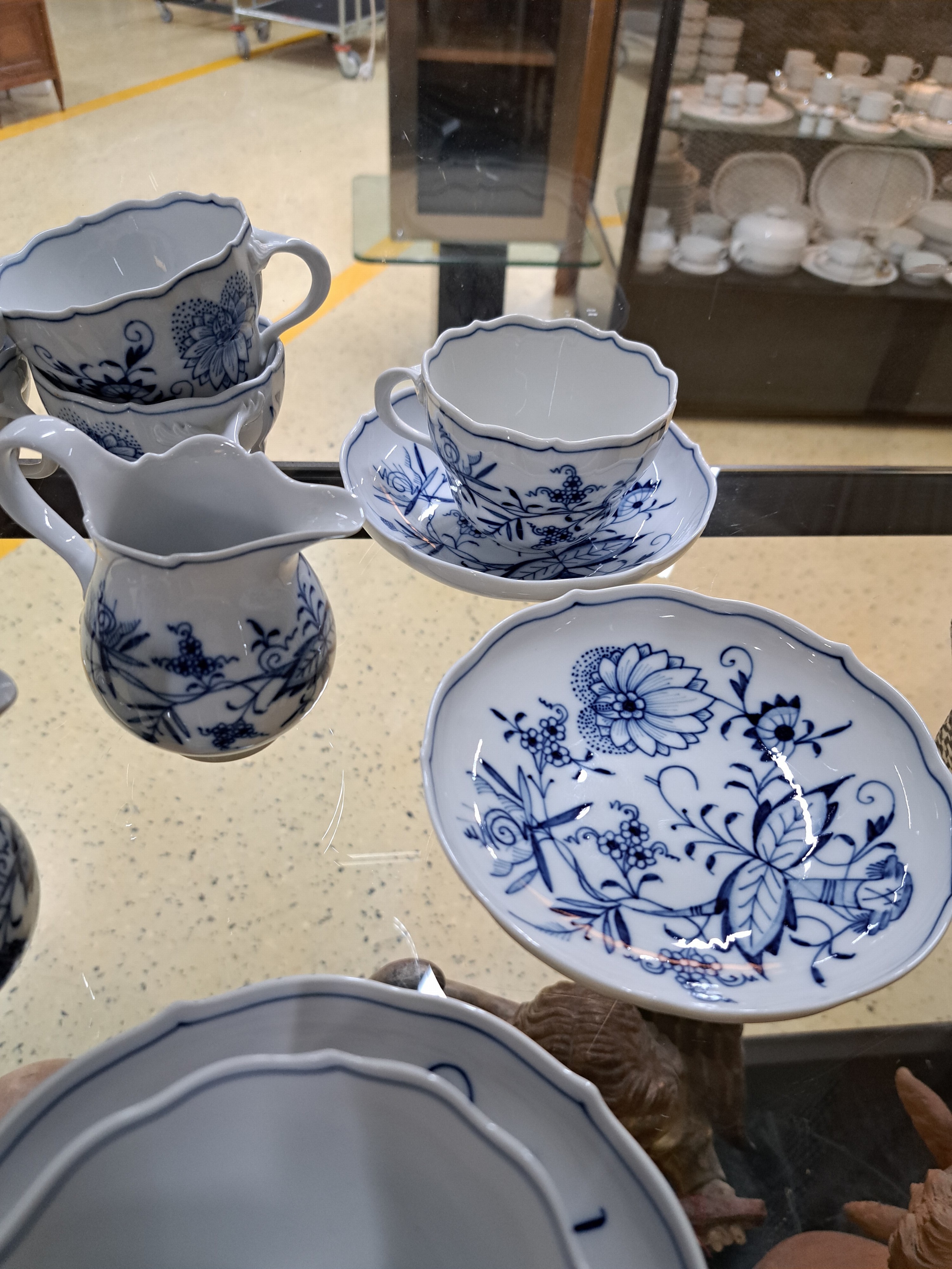 Detail e: Kaffeeservice für 12 Personen, Meissen, 20. Jh., Zwiebelmuster, große und, kleinere Kaffeekanne, 3 Milchkännchen, 2 Zuckerdosen, 12 Tassen mit ...
