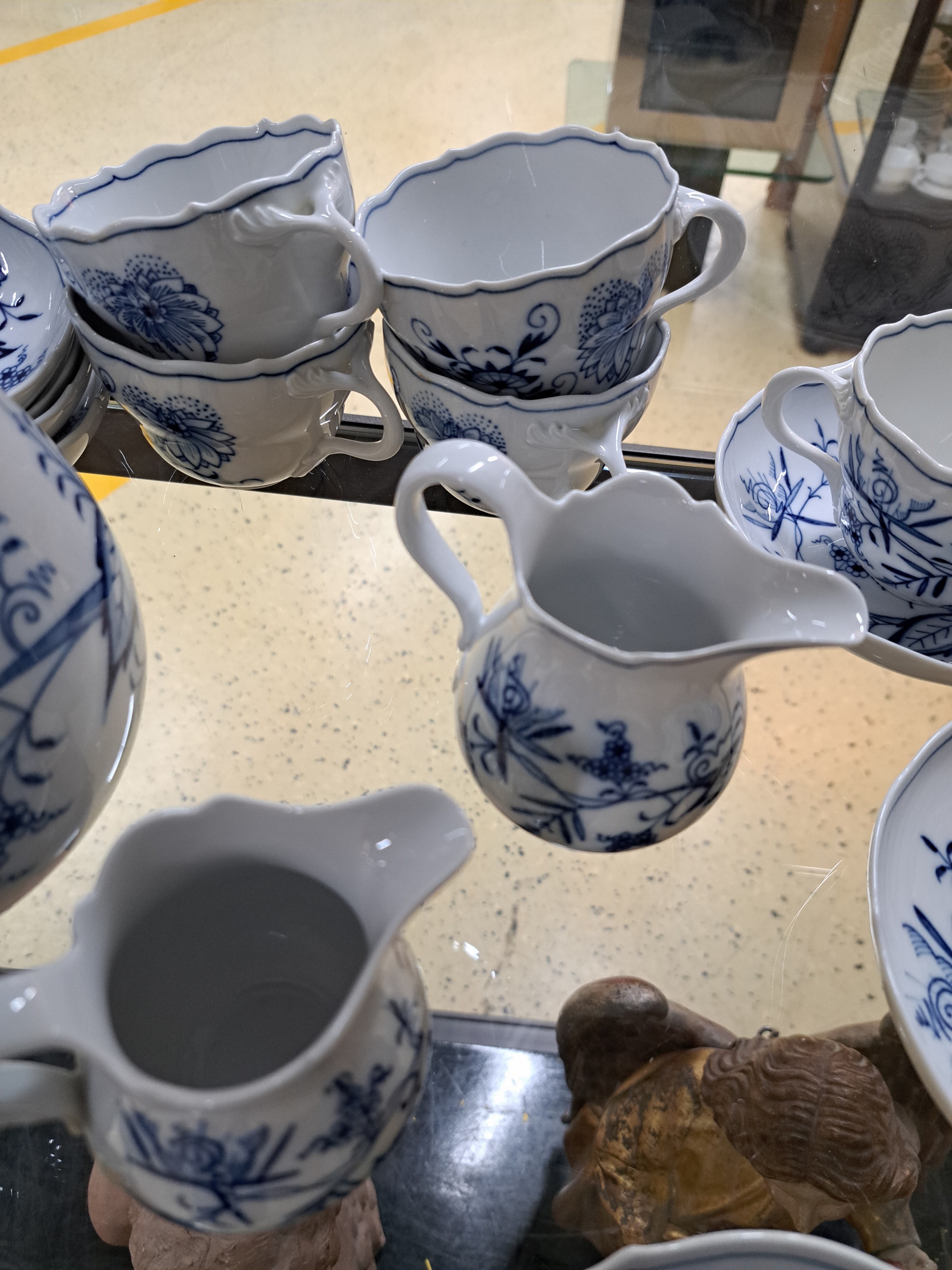 Detail f: Kaffeeservice für 12 Personen, Meissen, 20. Jh., Zwiebelmuster, große und, kleinere Kaffeekanne, 3 Milchkännchen, 2 Zuckerdosen, 12 Tassen mit ...