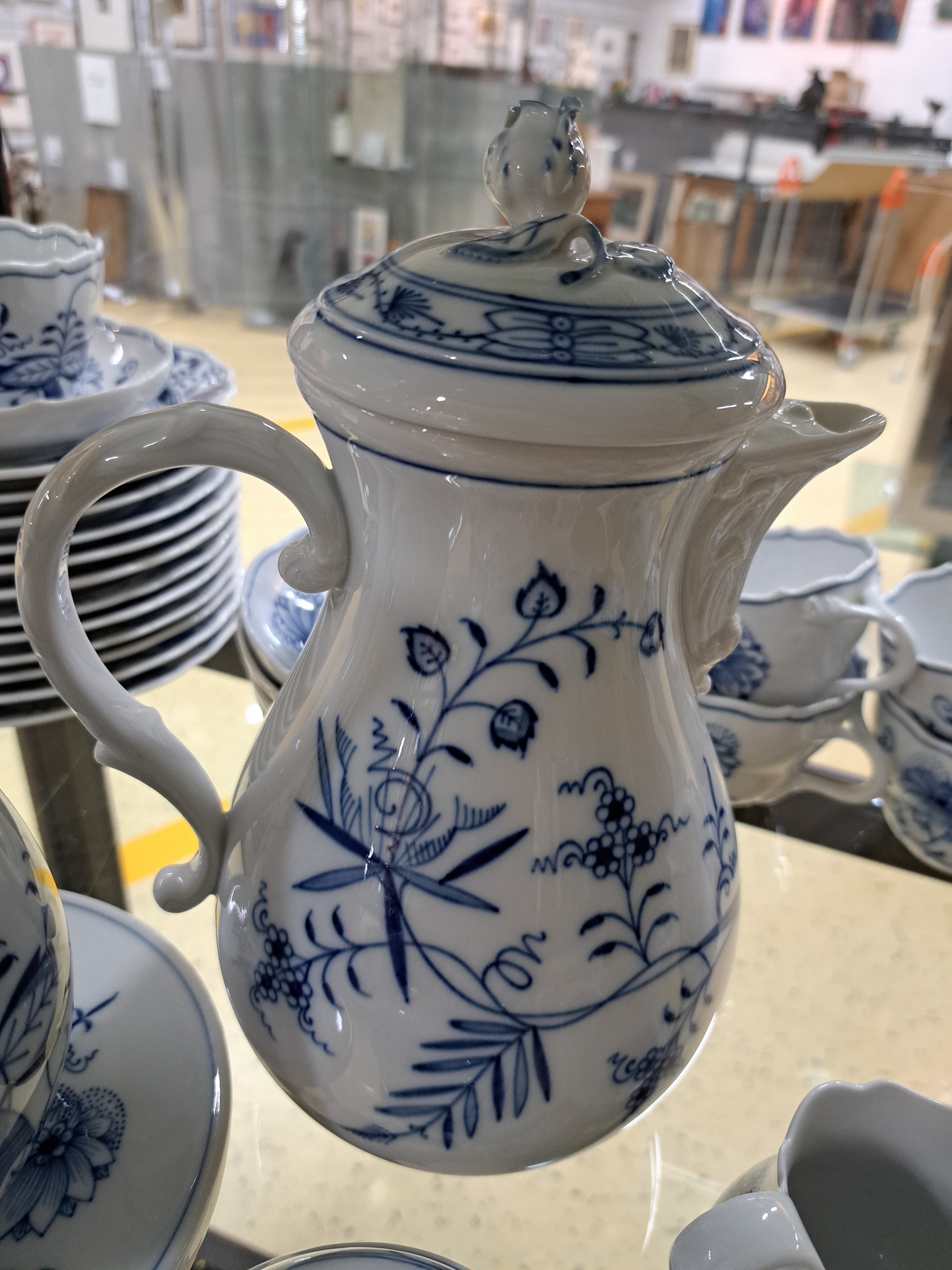 Detail g: Kaffeeservice für 12 Personen, Meissen, 20. Jh., Zwiebelmuster, große und, kleinere Kaffeekanne, 3 Milchkännchen, 2 Zuckerdosen, 12 Tassen mit ...
