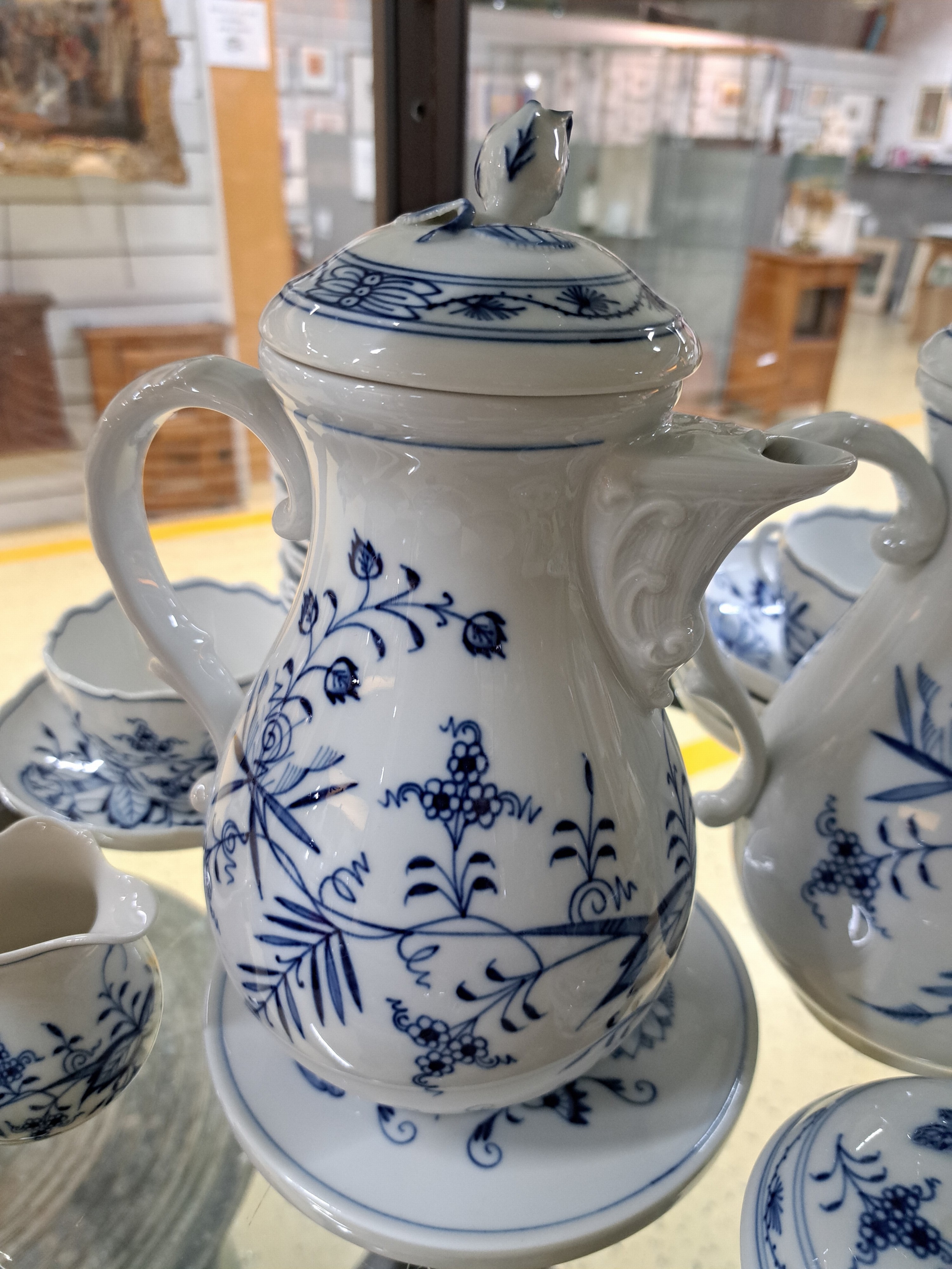 Detail h: Kaffeeservice für 12 Personen, Meissen, 20. Jh., Zwiebelmuster, große und, kleinere Kaffeekanne, 3 Milchkännchen, 2 Zuckerdosen, 12 Tassen mit ...