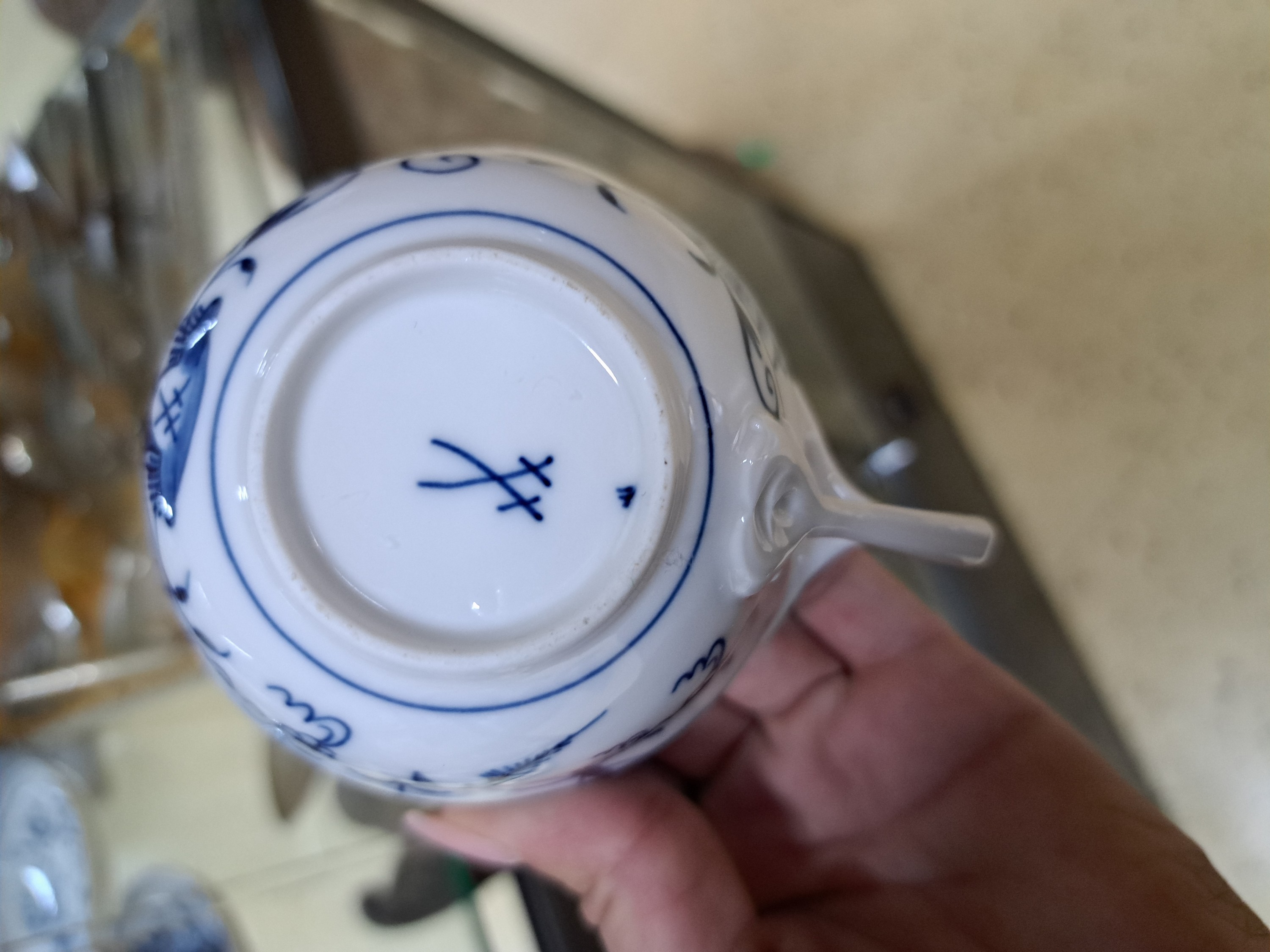 Detail i: Kaffeeservice für 12 Personen, Meissen, 20. Jh., Zwiebelmuster, große und, kleinere Kaffeekanne, 3 Milchkännchen, 2 Zuckerdosen, 12 Tassen mit ...